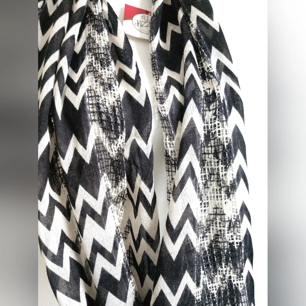 NEW All Jazzed Up Infinity Scarf Black White Chevron Stripe